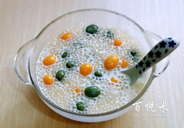 這道西米芒果彩色圓子雖然是一道夏季甜品,但只要加熱就變的適合秋冬季節(jié)了